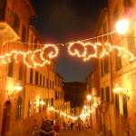 via del comune illuminata a festa