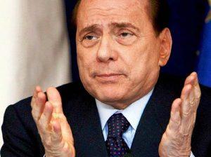 Berlusconi torna in campo. Il re di Arcore più nudo che mai