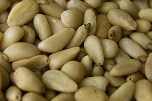 English: Shelled pine nuts.