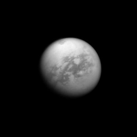 Le onde mareali su Titano suggeriscono un oceano sotto la sua superficie