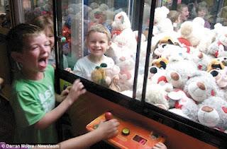 BAMBINO INTRAPPOLATO NEL GIOCO ACCHIAPPA - PELUCHE (FOTO)