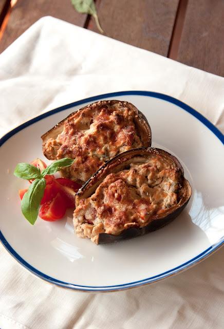 Melanzane ripiene con ricotta e acciughe (Aubergines filled with ricotta cheese and anchovies)