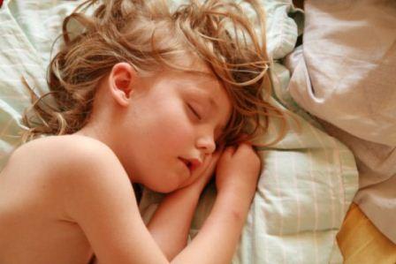 Rimedi naturali contro le zanzare per proteggere il sonno dei bimbi