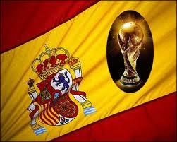 spagna bandiera e coppa del mondo Il calcio spagnolo nelle turbolenze della crisi