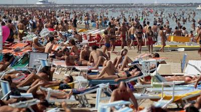 Addio spiagge libere. Sono sempre meno, mal tenute, superaffollate e sporche. Un po’ come l’Italia declassata da Moody’s. Ma tranquilli, c’è il cerchio magico di Silvio.