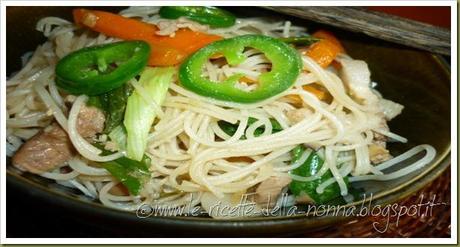 Vermicelli di riso saltati con maiale, verdure, zenzero e peperoncino verde piccante (15)