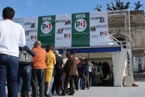 Il Pd si allontana dalla Costituzione, ma l’economia peggiora le disuguaglianze. I cittadini, così indisciplinati (non votano come dovrebbero), dovrebbero farsi sentire almeno per email