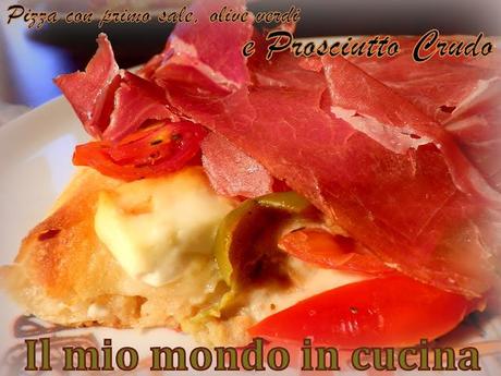 PIZZA CON PRIMO SALE, OLIVE VERDI E PROSCIUTTO CRUDO