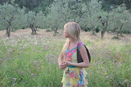 A coloured dress in Tuscany countryside !