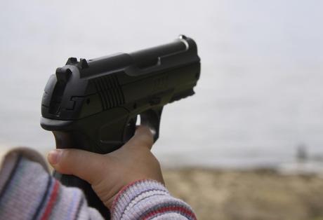 Usa: bimbo di 3 anni trova pistola e uccide il padre