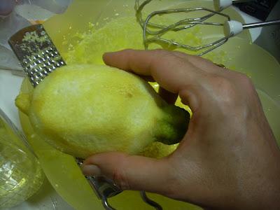 Ciambella alle susine e profumo di limone