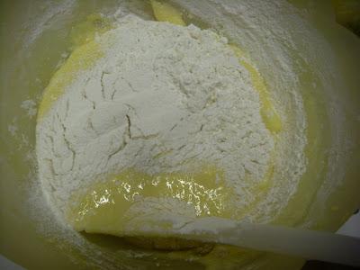 Ciambella alle susine e profumo di limone