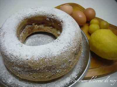 Ciambella alle susine e profumo di limone