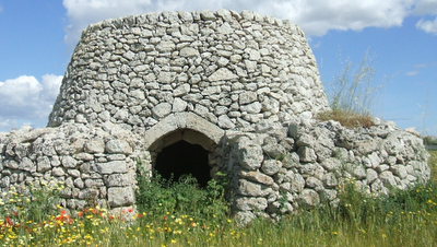 Nuraghi di oggi: masserie, bagli e cascine.