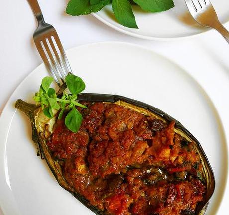 Le ricette di Alice, Melanzane ripiene di seitan con pomodori essiccati, uvetta, basilico e menta