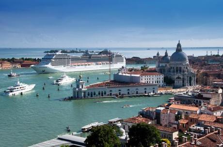 Navi a Venezia. Il Sindaco incontra le compagnie di crociera: “Disponibili ad allontanarsi da San Marco”