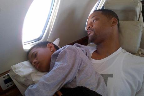 Will Smith e sua figlia Willow, teneri e assonnati in aereo.