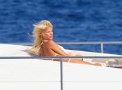 Victoria Silvstedt bikini bianco Monaco, sole sullo yacht