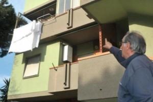 Vola per 6 metri dal balcone Salvata da uno stenditoio