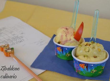 Gelato al pistacchio, alla pesca e topping al mirtillo