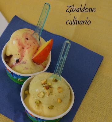 Gelato al pistacchio, alla pesca e topping al mirtillo