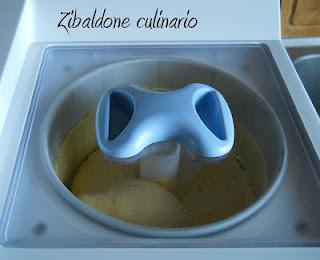 Gelato al pistacchio, alla pesca e topping al mirtillo