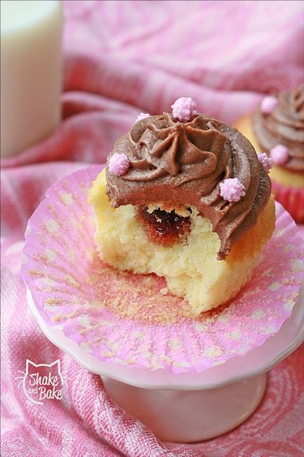 Cupcakes con cuore di amarena e frosting al cioccolato