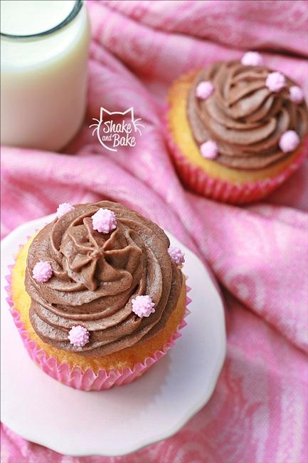 Cupcakes con cuore di amarena e frosting al cioccolato