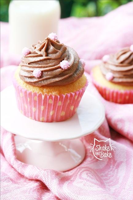 Cupcakes con cuore di amarena e frosting al cioccolato