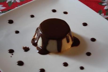 Panna cotta vegana al basilico e topping al cioccolato fondente