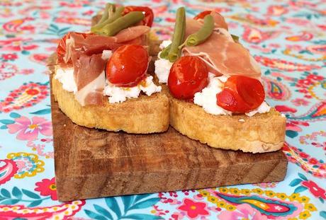 L'asso nella manica......crostone con fagiolini, pomodori, ricotta di capra e limone