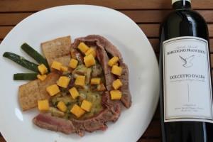 Tagliata di manzo con cracker al farro, porcini e polenta fritta