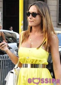 Nicole Minetti in giallo canarino in giro per Milano.