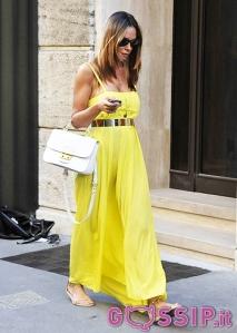 Nicole Minetti in giallo canarino in giro per Milano.