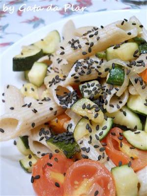 INSALATA DI PASTA CON ZUCCHINE, POMODORINI E SESAMO NERO