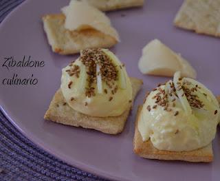 Gelato al Parmigiano su crackers di segale