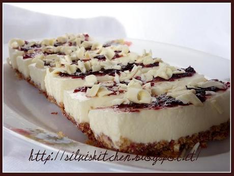 Easy Summer: Cheesecake bars cioccolato bianco e mirtilli rossi