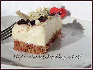 Easy Summer: Cheesecake bars cioccolato bianco e mirtilli rossi