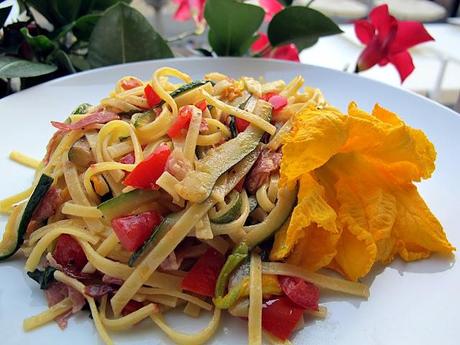 Tagliolini ai fiori di zucchina e speck