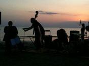 musica poesia all’alba sulla spiaggia Riccione