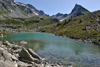 Dove il lago di tinge di Bianco.