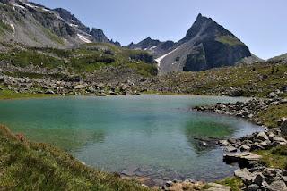 Dove il lago di tinge di Bianco.