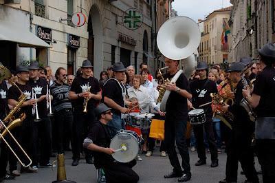 Chi va con lo Zoppo... si prepara per il 20 luglio: la prima giornata di TrentinoInJazz 2012 - Corde... ma non sole! Chi va con lo Zoppo... si prepara per il 20 luglio: la prima giornata di TrentinoInJazz 2012 - Corde... ma non sole!