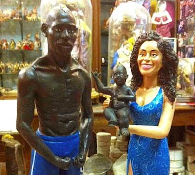 Mario Balotelli e Raffaella Fico col pupo nel presepe