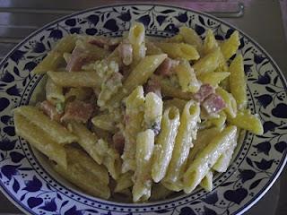 Pasta con pesto di pistacchi,mandorle e prosciutto