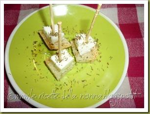 Crostini con mozzarella di bufala di Aversa, olio extravergine d'oliva e origano (5)