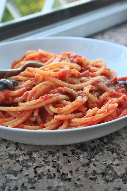 Bucatini tonno, capperi e pangrattato.