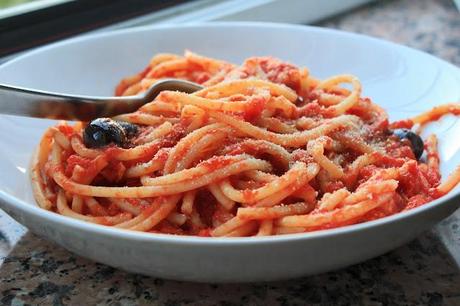 Bucatini tonno, capperi e pangrattato.