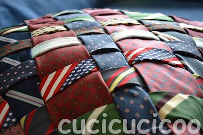 cuscini recuperati di $1000 - $1000 upcycled tie pillow