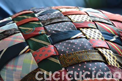 cuscini recuperati di $1000 - $1000 upcycled tie pillow